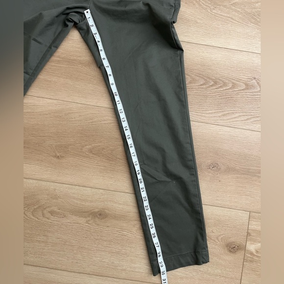 Banana Republic Slim Fit Olive Green Chino - Picture 4 of 6